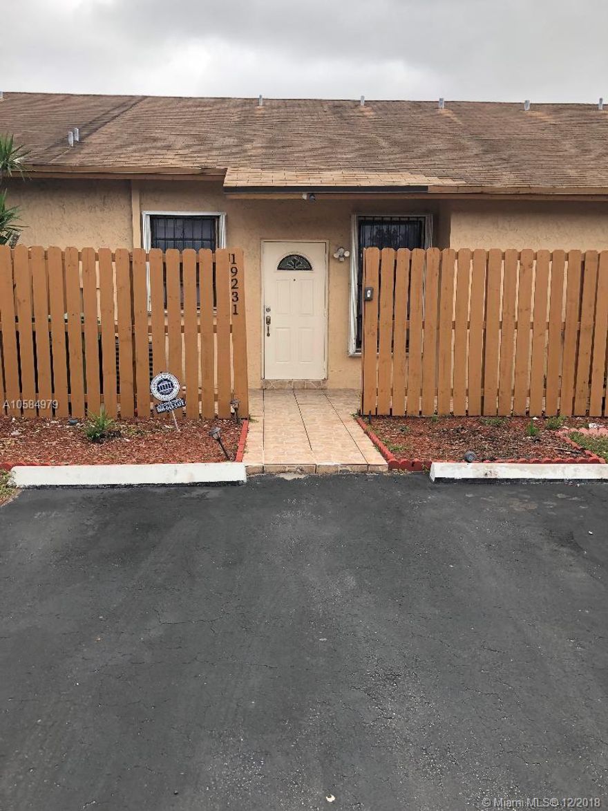 ESPECTACULAR TOWNHOUSE FOR RENT, 2 BEDROOMS AND 2 BATHROOMS, ENCLOSED BACKYARD, REMODELED KITCHEN AND BATHROOMS, TILE THROUGOUT, EXCELENT LOCATION.