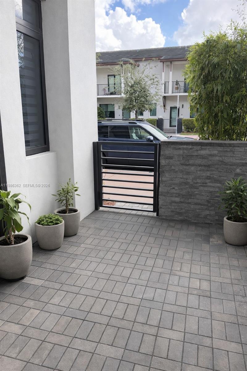 DOWNTOWN DORAL SOUTH PHAS - Residential Lease