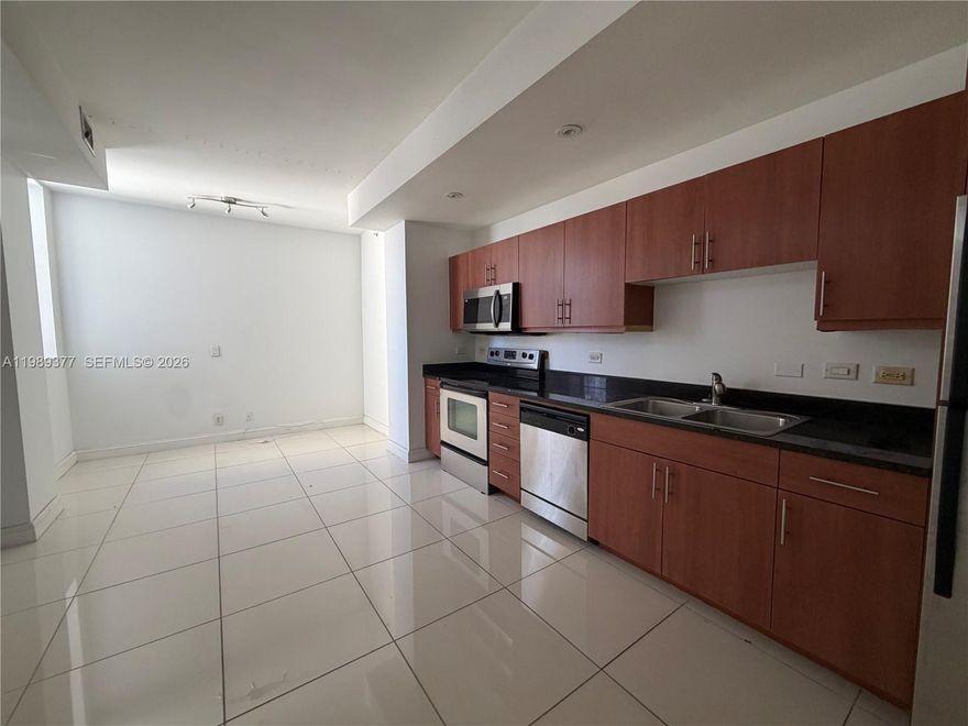 Experience the best of urban living in this beautifully maintained 1-bedroom, 1-bathroom corner residence located in the heart of Downtown Miami at Flagler Street and First Avenue. This light-filled unit offers a functional layout and modern convenience, including a new in-unit washer and dryer and  new AC Unit.  Enjoy unparalleled walkability to Brickell City Centre, Whole Foods Market, Bayfront Park, Miami Dade College, and an array of top dining, shopping, and entertainment options. Ideally situated just minutes from major transportation hubs, this location is perfect for both end-users and investors.
A fantastic opportunity to own in one of Miami’s most vibrant and growing neighborhoods.