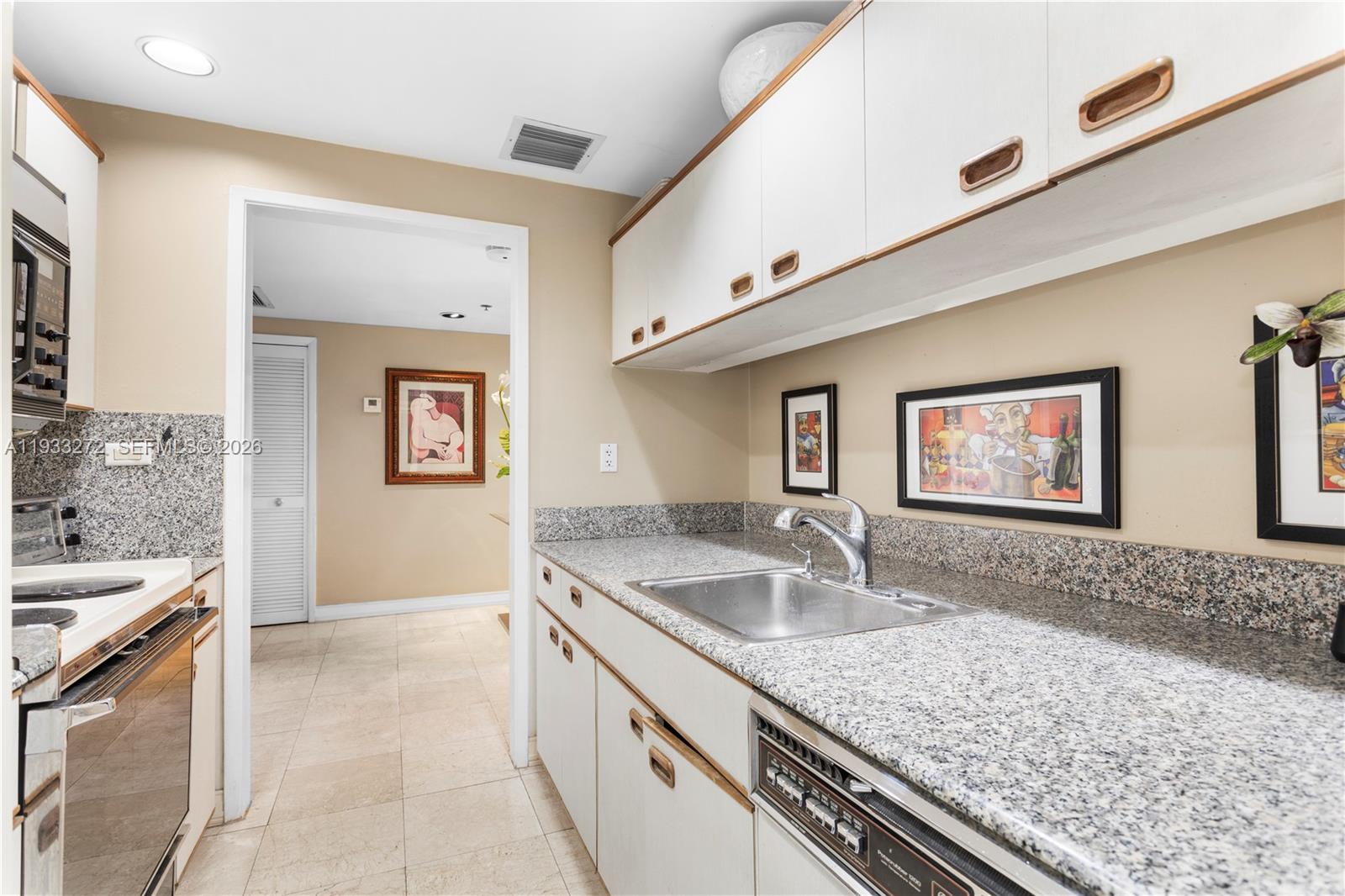 VILLA REGINA CONDO - Residential