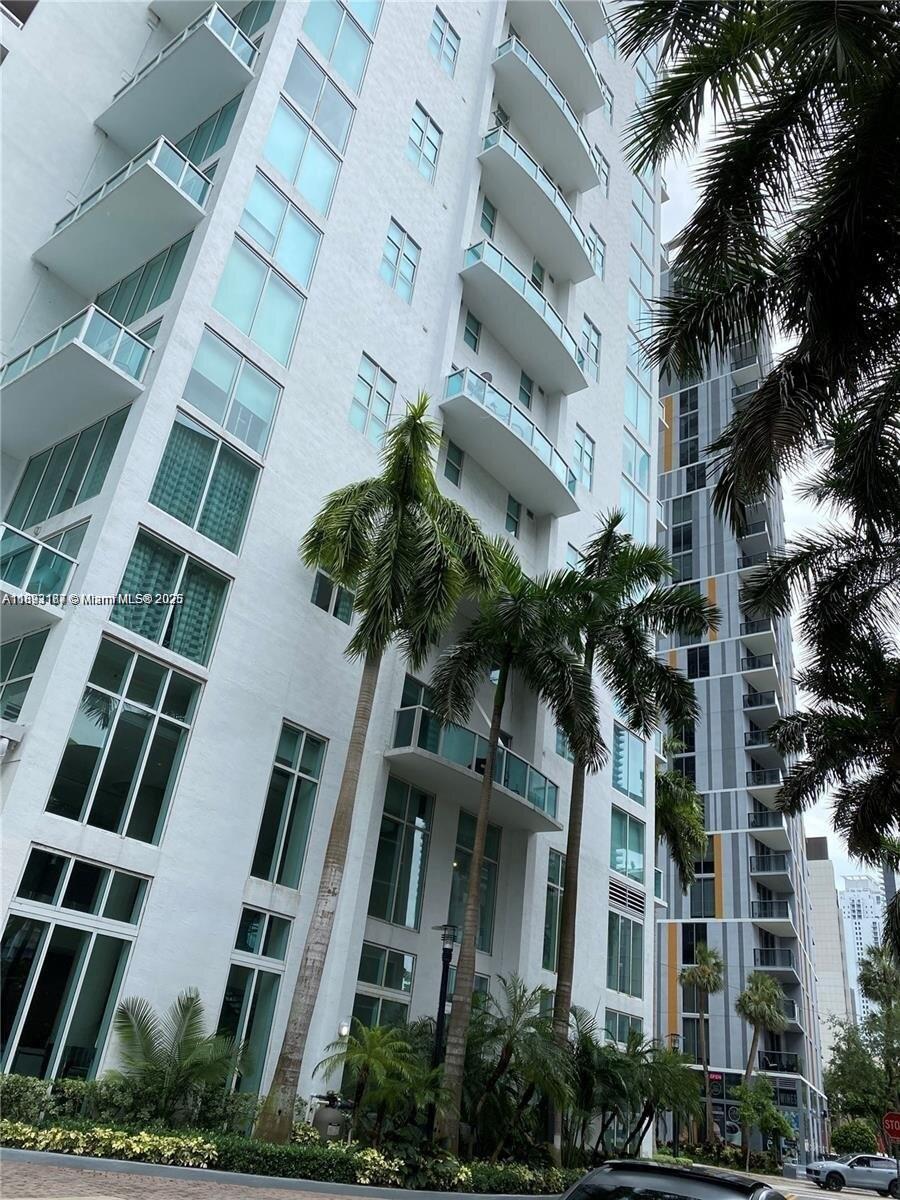 Beautiful Furnished Condo in Brickell!
Enjoy upscale living in the heart of Miami with a stylish furnished condo featuring a partial bay view. This modern unit offers comfort, convenience, and access to Brickell's top restaurants, shops, and nightlife. Perfect for professionals seeking a vibrant city lifestyle.