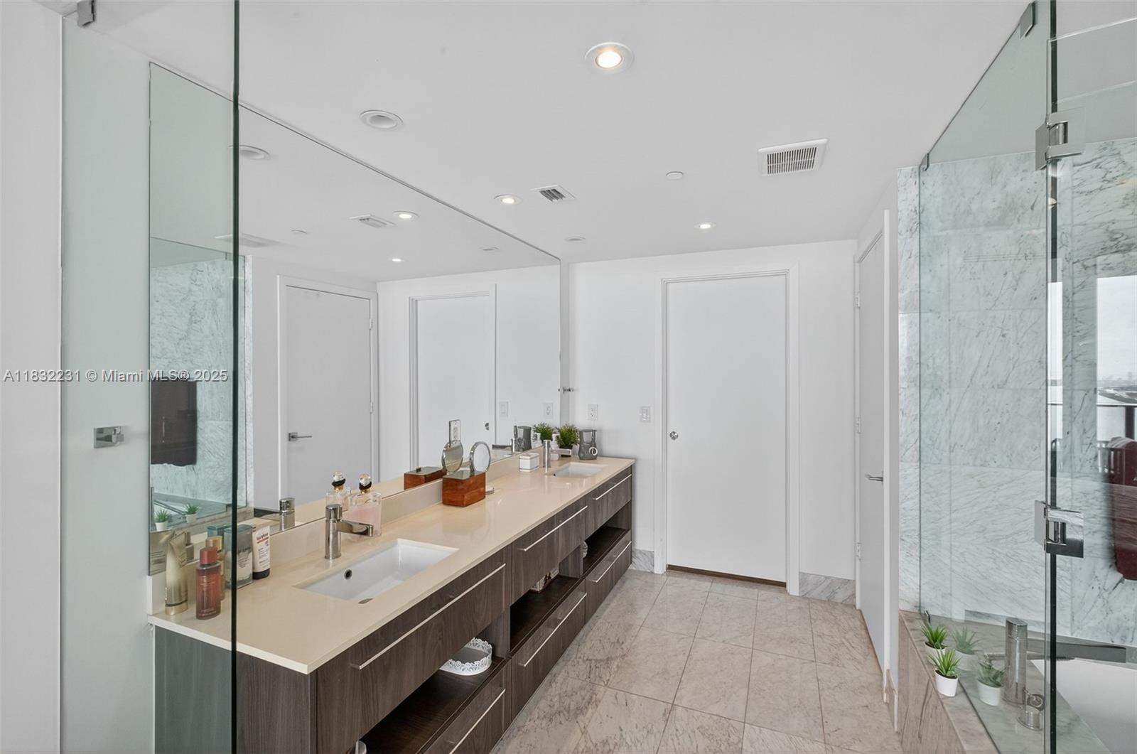 ONE PARAISO CONDO - Residential