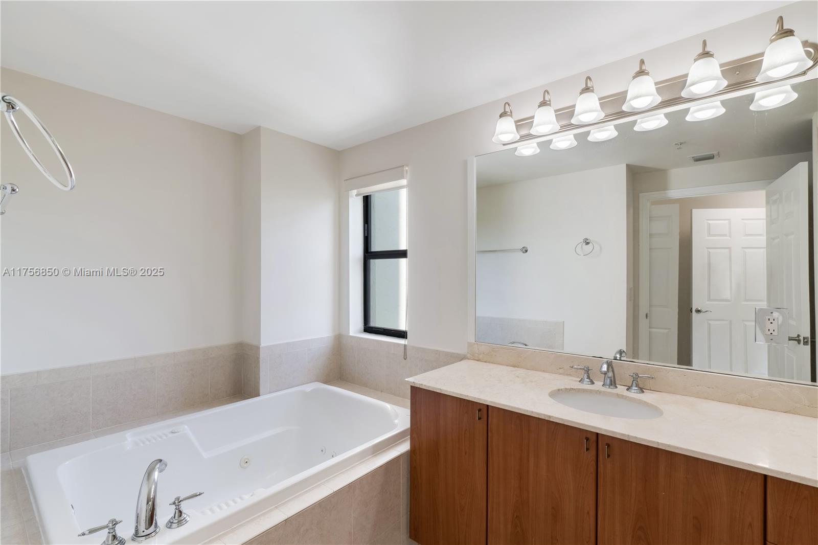 PUERTA DE PALMAS CONDO - Residential