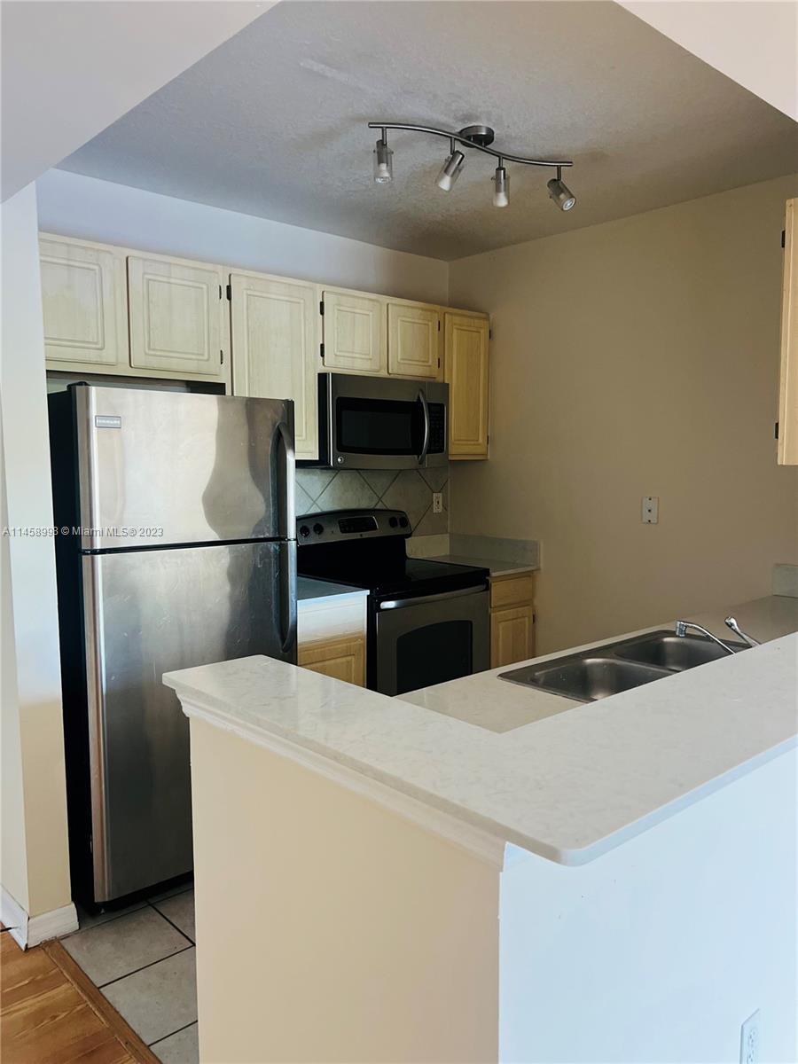 Amazing location next to Downtown Coral Gables, this unit is located at 10 minutes' drive to the Miami International Airport, 10 minutes to University of Miami, 10 minutes to Brickell.
Is located near Metro station and Miracle Mile, and across the street from The Plaza Coral Gables with many restaurants, bar, cafes and shopping! Right next door to Douglas Park.
The building has a concierge, 24 hours security, Management office on site.
Gym, Sauna, Pool, Party Room, plenty of Guest Parking.