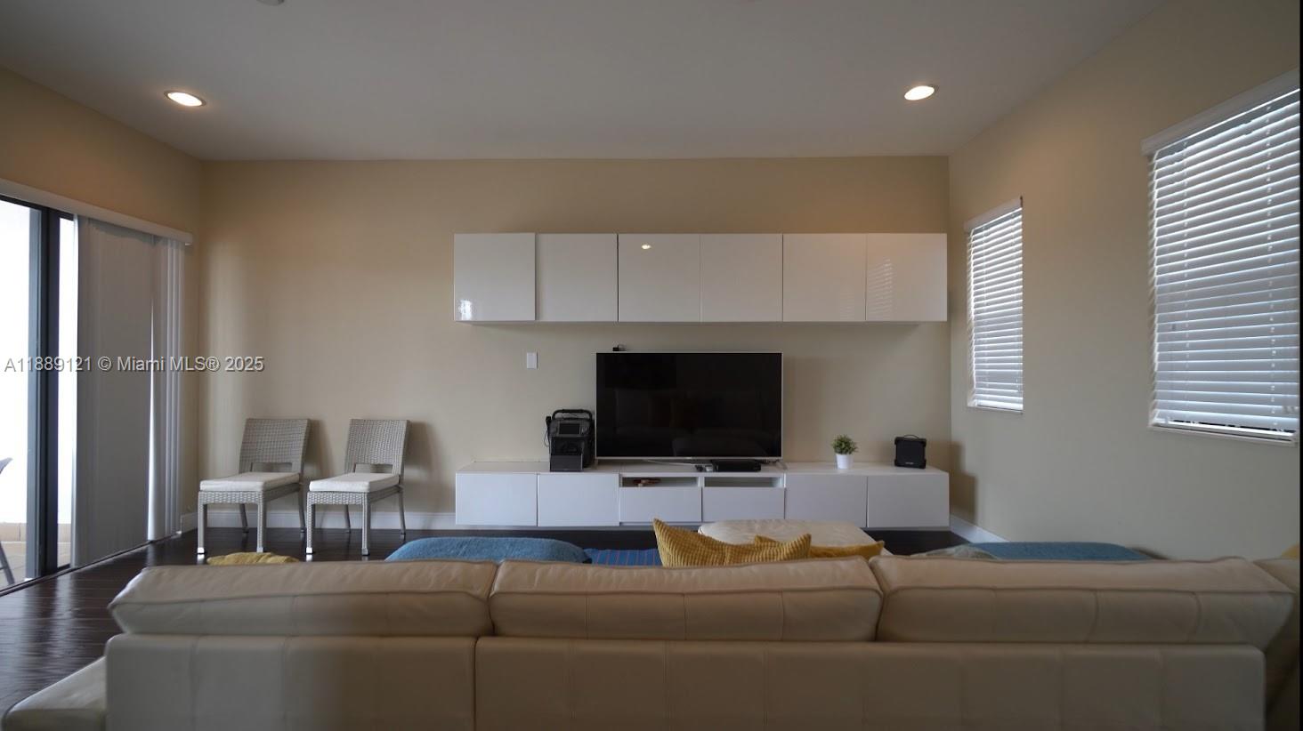 DOWNTOWN DORAL DUTCHER - Residential