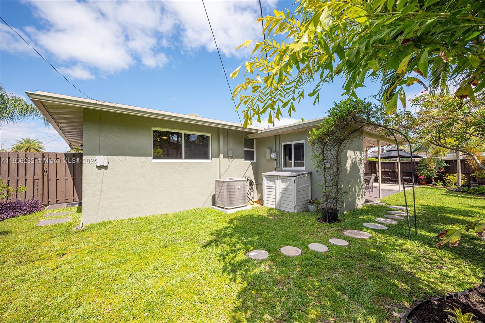 OAKLAND PARK SECOND ADD - Residential