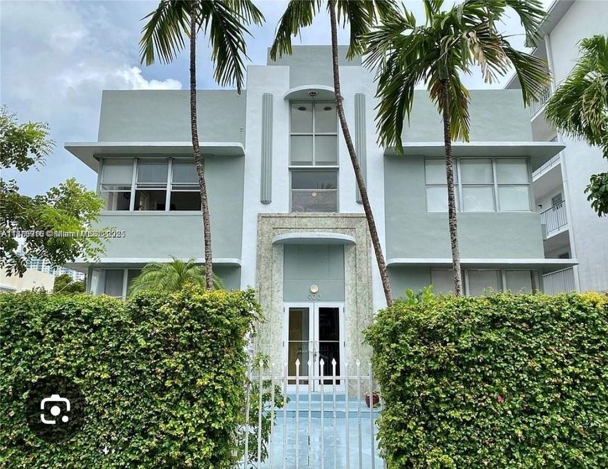 For sale, Spectacular studio Art Deco in South Beach, fully renovated, new wood floor, new kitchen, Carrara marble top, new cabinets, stainless steel appliances, excellent small building, 4 blocks to the beach, between Collins and Washington Avenue. W/D inside the unit, beautiful original chimney, and new bathroom.