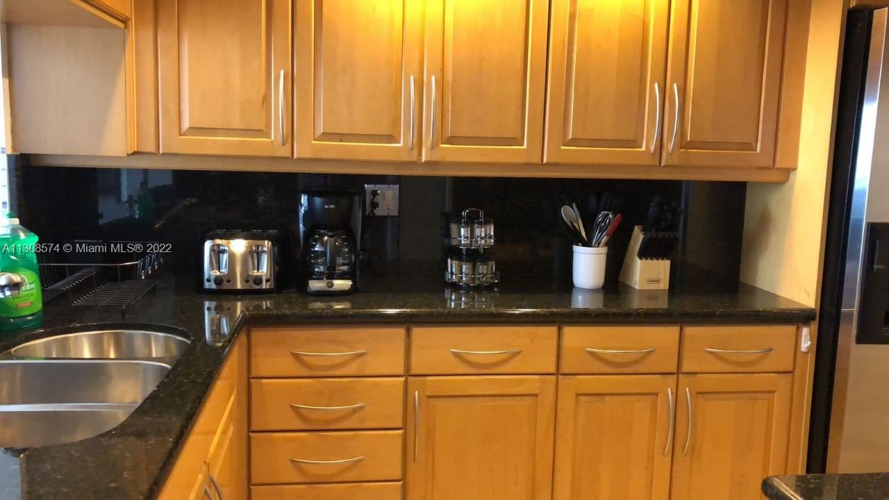 Marvelous Apt! Panoramic Bay View! Park view! Skyscraper & retail all in one! Located in the middle of the City and
the intercoastal Biscayne Bay. A short walk from Miami's exciting performing Arts Center in the Arts and Entertainment District. Huge balcony. Impact windows. Giant bedroom. Very comfortable walking closet.