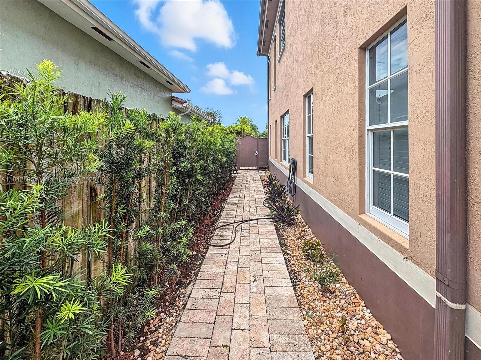 EDMAR HOMES - Residential