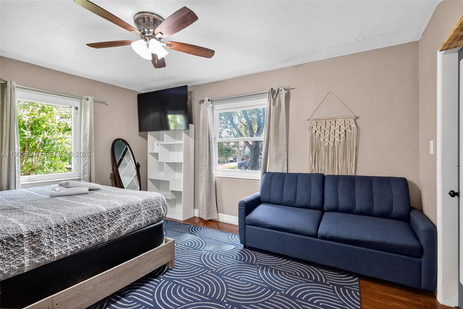 HOLLYWOOD VIEW - Residential