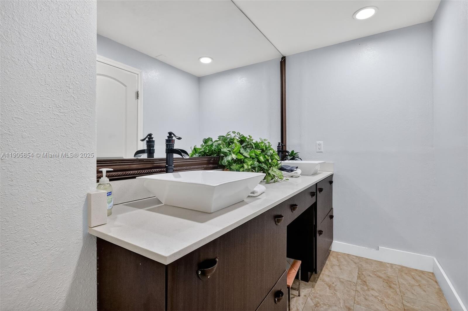 HOLLYWOOD VIEW - Residential