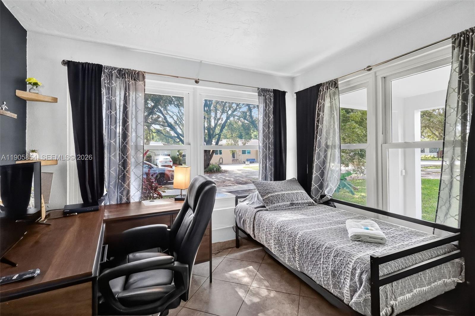 HOLLYWOOD VIEW - Residential