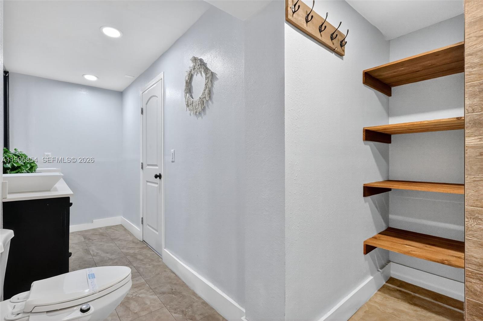 HOLLYWOOD VIEW - Residential