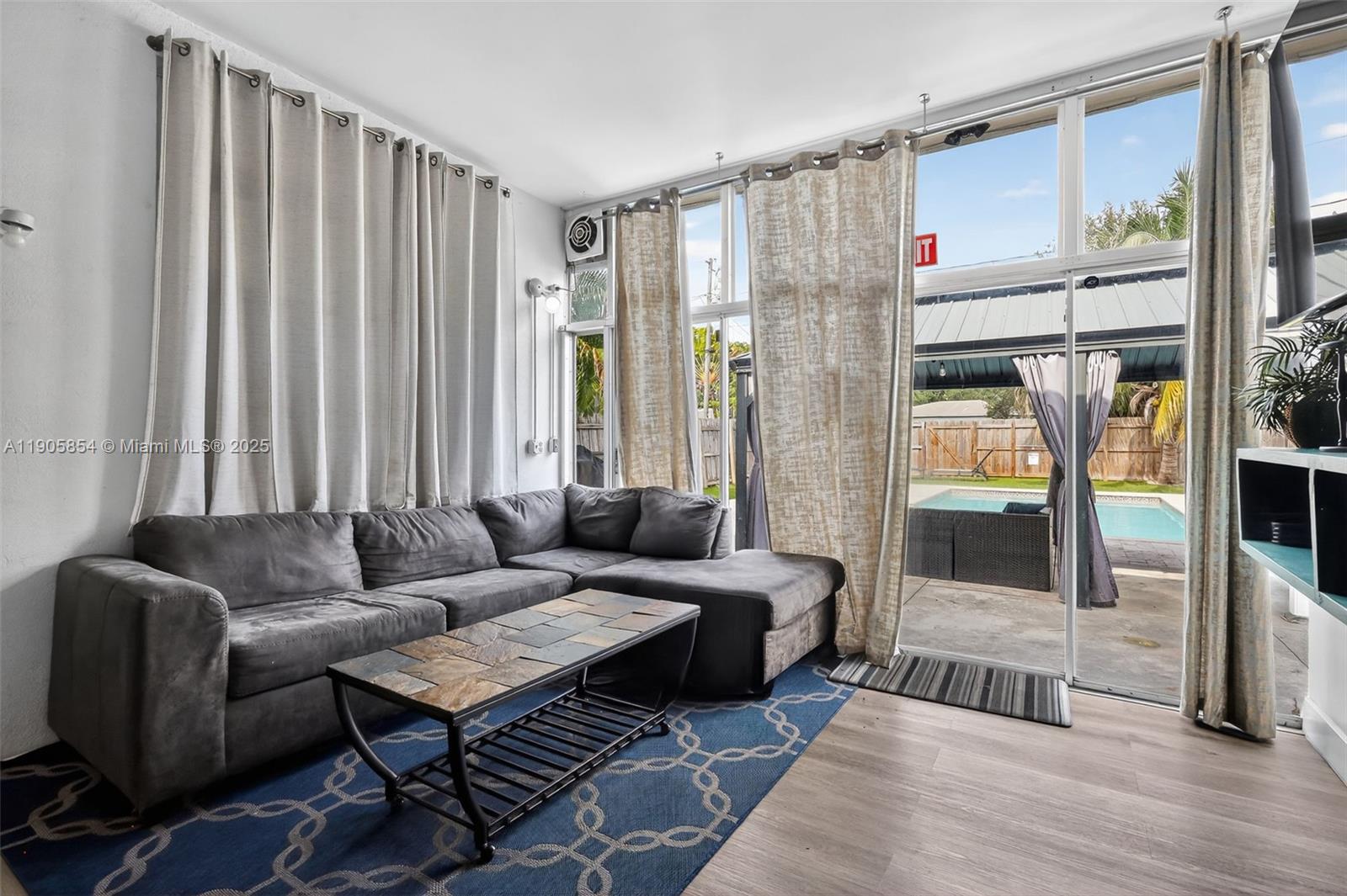 HOLLYWOOD VIEW - Residential