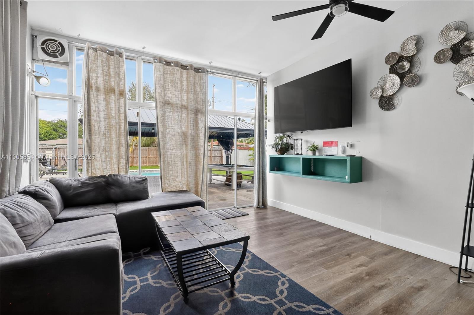 HOLLYWOOD VIEW - Residential