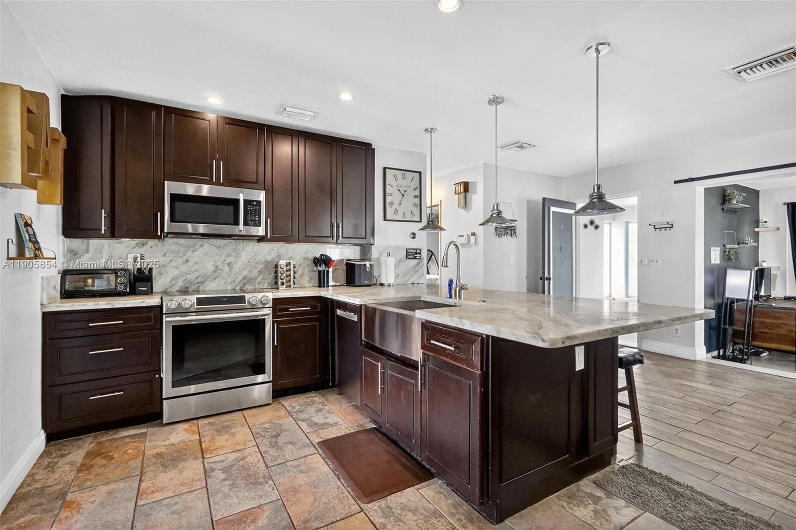 HOLLYWOOD VIEW - Residential