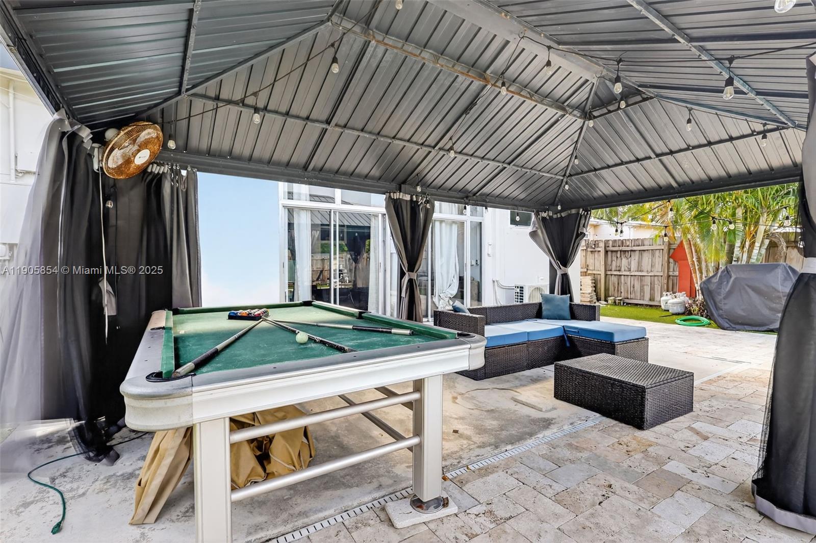 HOLLYWOOD VIEW - Residential