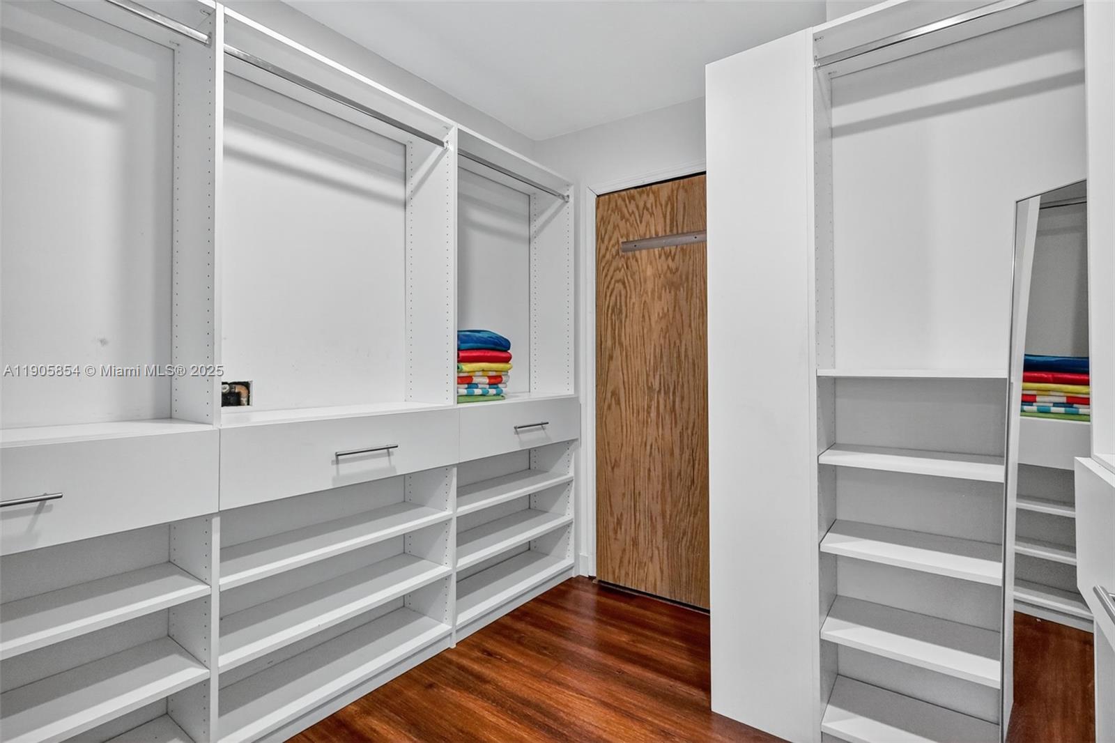 HOLLYWOOD VIEW - Residential