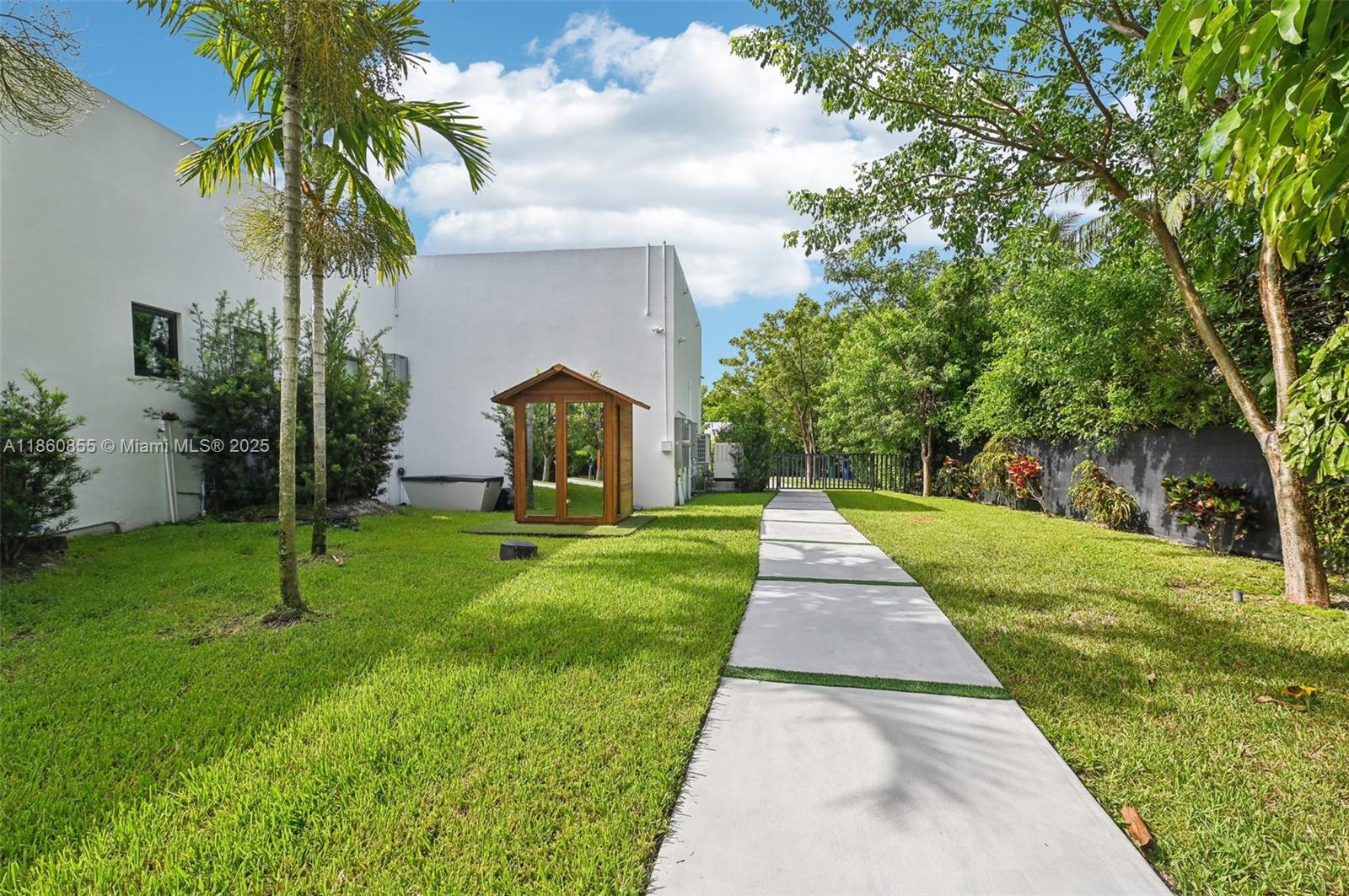 TOWN & RANCH ESTS - Residential
