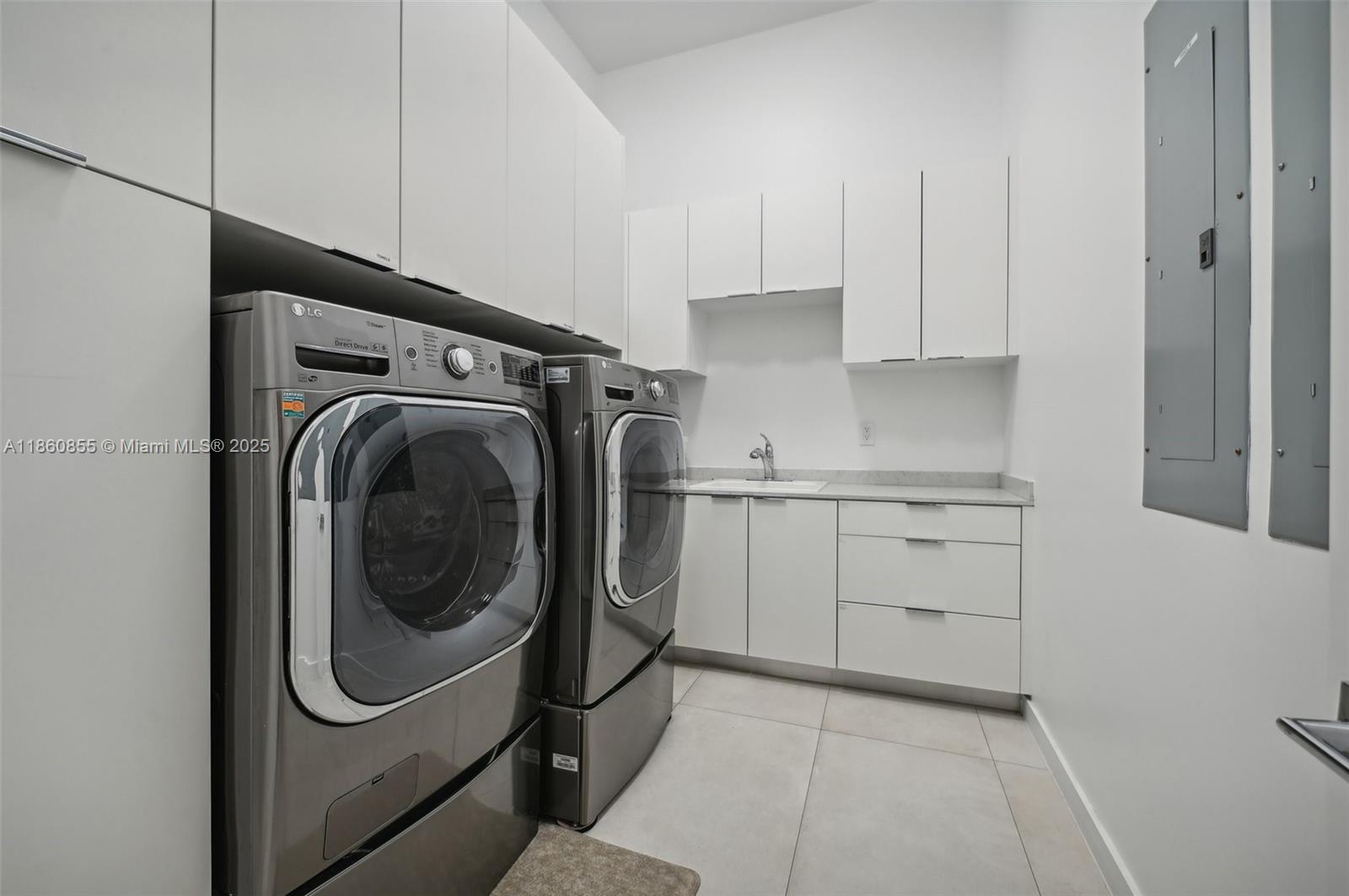 TOWN & RANCH ESTS - Residential