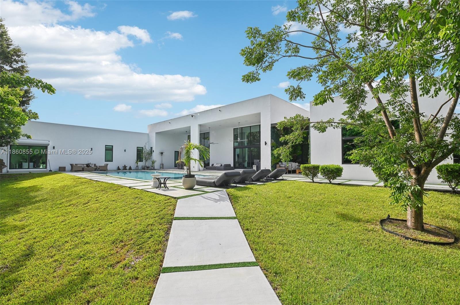 TOWN & RANCH ESTS - Residential