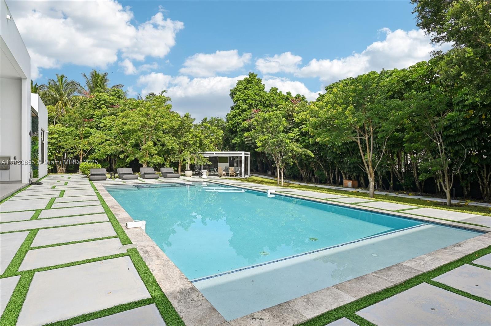TOWN & RANCH ESTS - Residential
