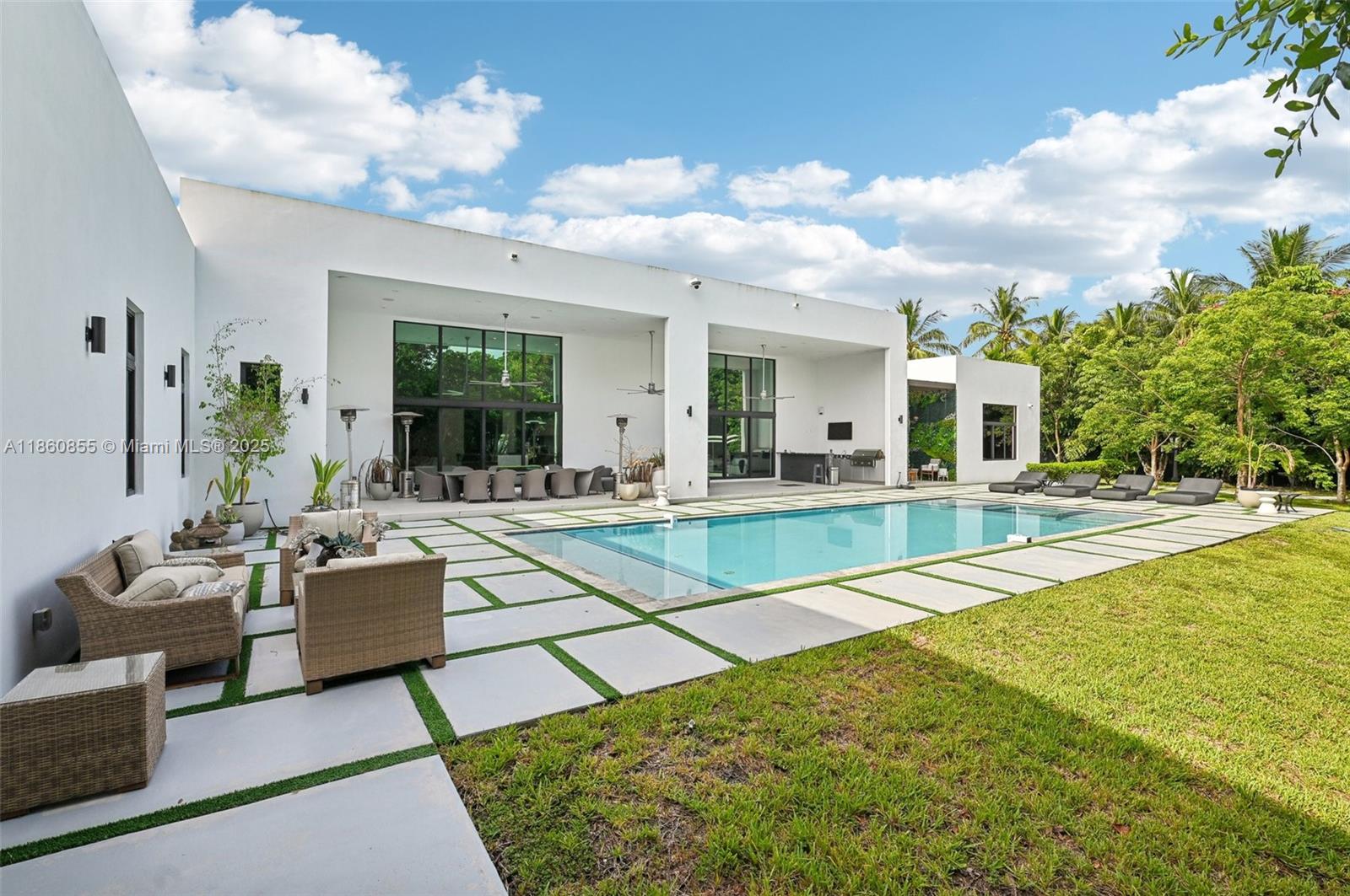 TOWN & RANCH ESTS - Residential