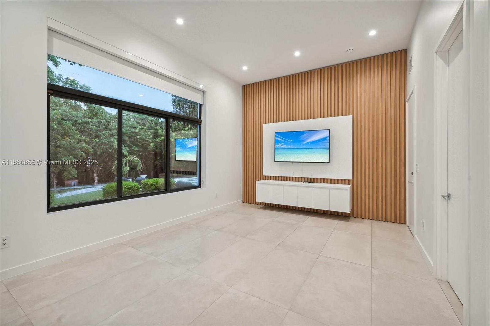 TOWN & RANCH ESTS - Residential
