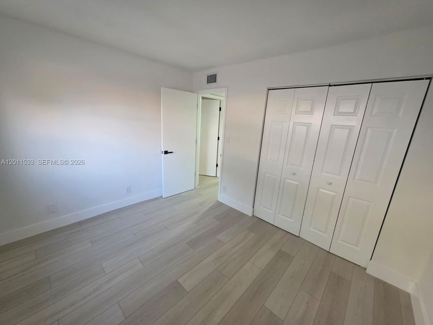 All remodeled 2 bedrooms and 1 baths unit. Easy to show