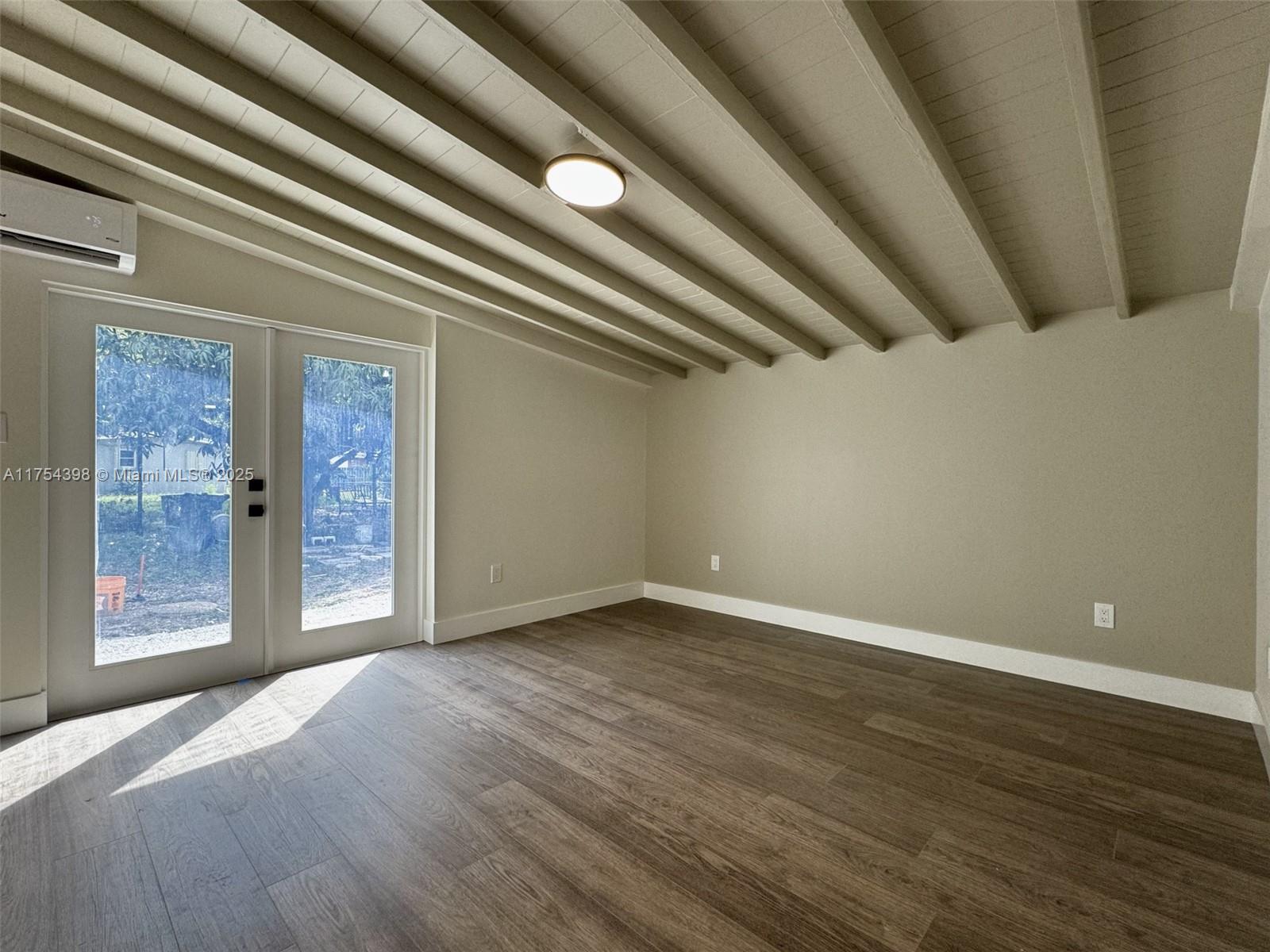LAUDERDALE MANORS ADDLAUDE - Residential