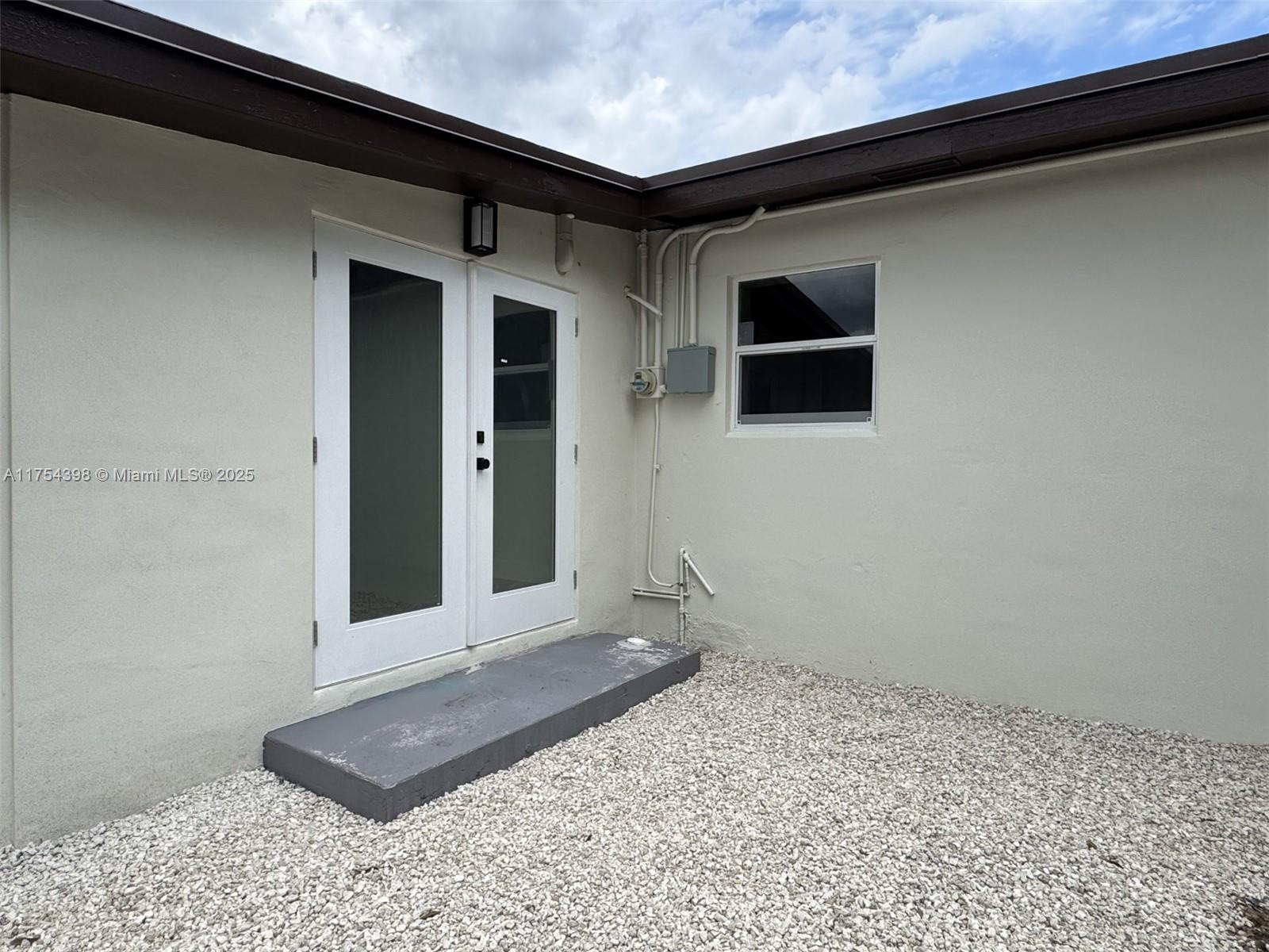 LAUDERDALE MANORS ADDLAUDE - Residential