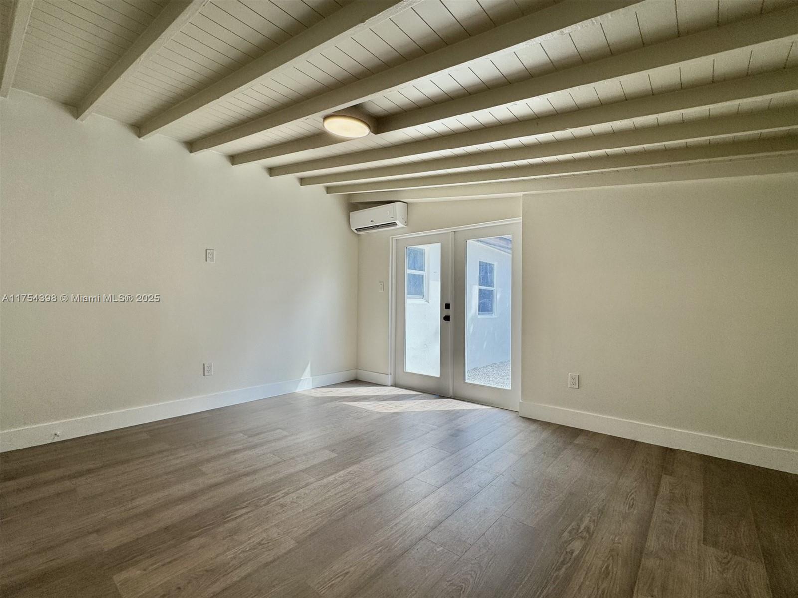 LAUDERDALE MANORS ADDLAUDE - Residential