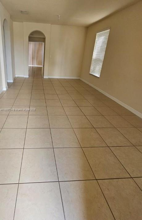 Excellent 4 bedroom, 3 bathroom townhouse in a super nice and quiet community, with a children's play area, adult and children's pool, gym, and BBQ area.
