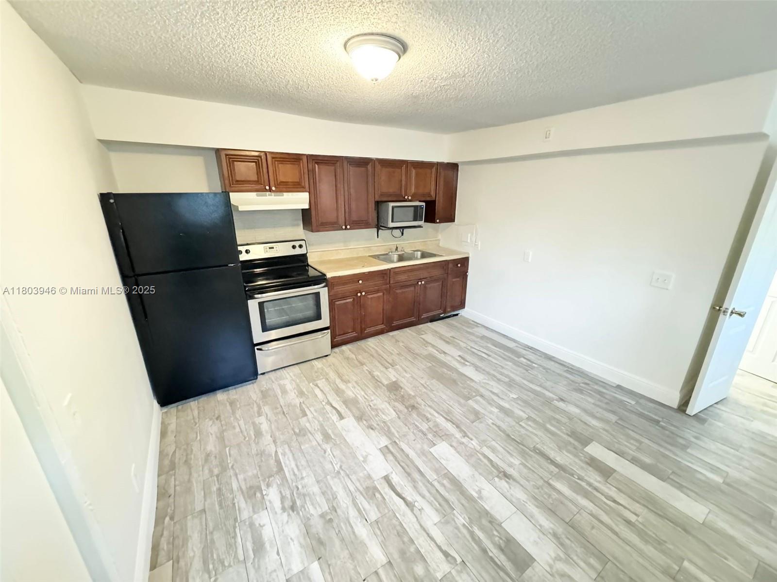 This charming 1/1 for rent located on the 1st floor, close to historic downtown Lake Worth/Lake Ave with plenty of shopping & restaurants. Pet allow, $250.00 (small pet) and $500 (big pet)-refundable deposit per pet.