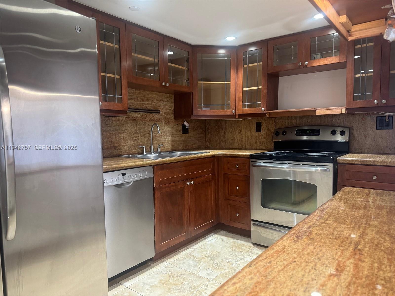 TOWERS OF QUAYSIDE CONDO - Residential