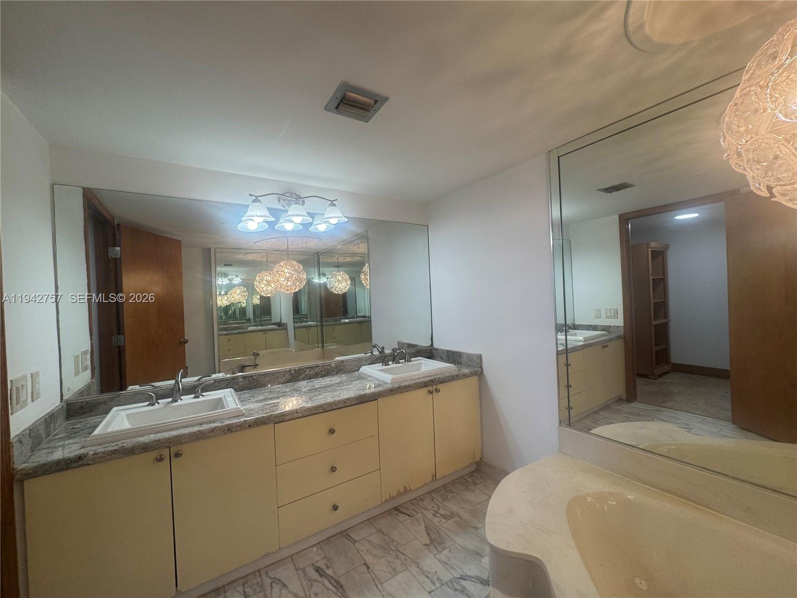 TOWERS OF QUAYSIDE CONDO - Residential