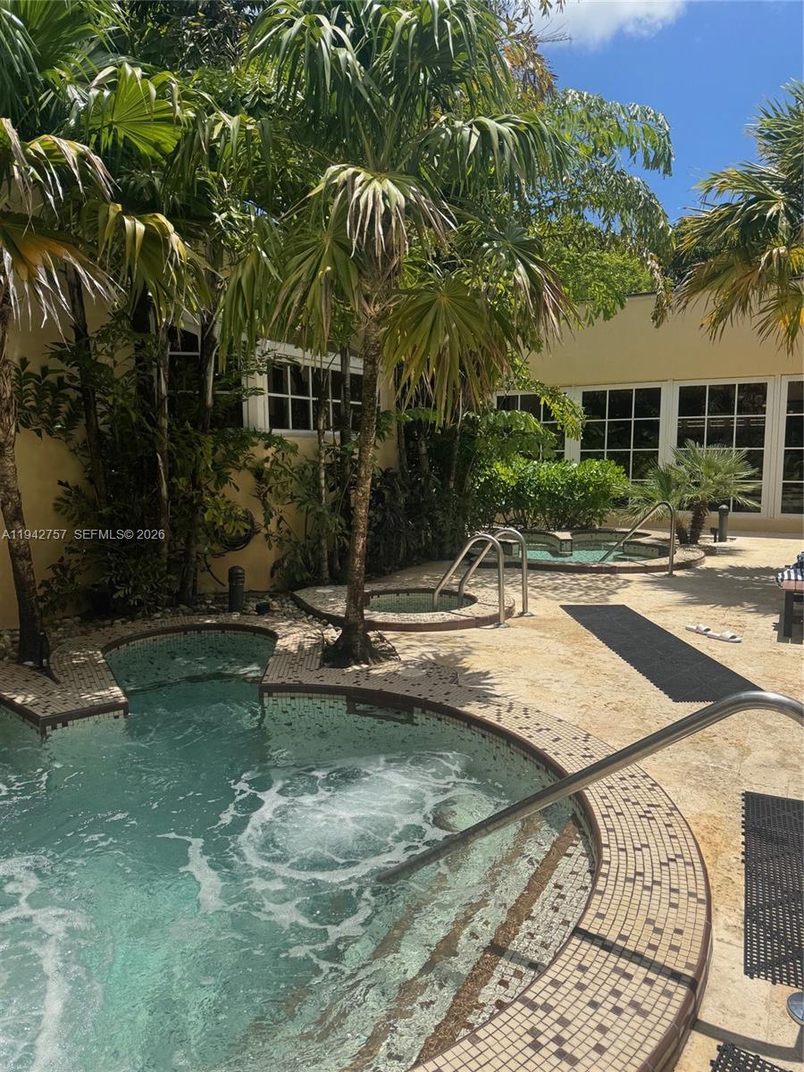 TOWERS OF QUAYSIDE CONDO - Residential