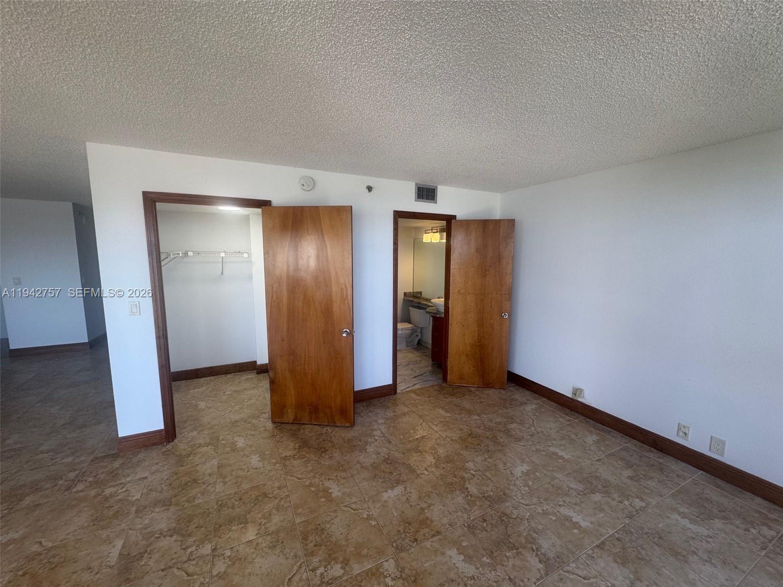 TOWERS OF QUAYSIDE CONDO - Residential