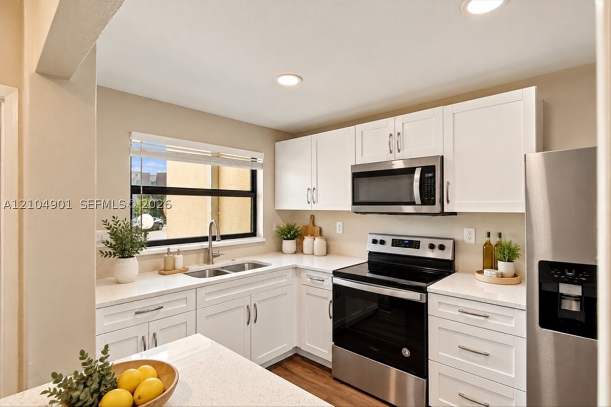 8979 Palm Tree Ln 8979
