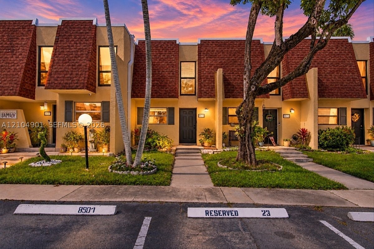 8979 Palm Tree Ln