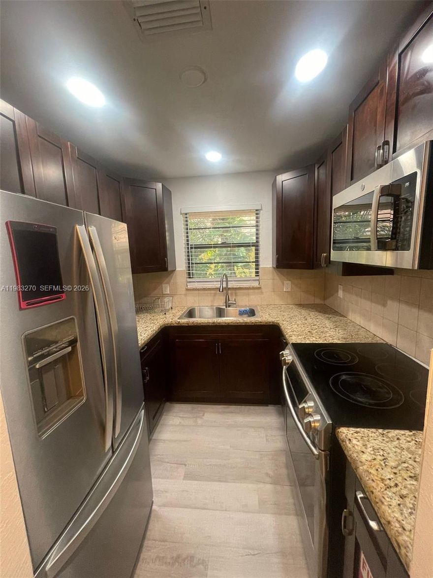 Furnished 1/1 in the heart of Hollywood. Ready to move in. W/D in unit.