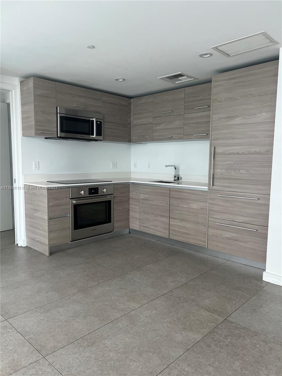 Live at the amazing SLS Brickell condo. Enjoy this 1 bedroom / 1 bath unit. Building has great amenities which include: Spa, gym, movie theater, game room, pool, poolside service, in-house restaurants. Walking distance to Brickell City Centre, Mary Brickell village, & many more shops.