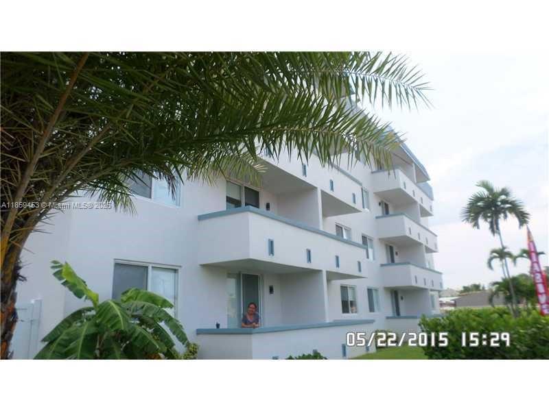 2BEDS/1.5 BATH + BALCONY OVER 1100 S/F PORCELAIN FLOOR THRUGHOUT, SS APPLIANCES, IMPACT &
SCREENED WINDOWS, 1 ASSIGNED PARKING, GYM, POOL, PET WELCOME, FAST APPROVAL, CABLE READY EZ TO
SHOW, FAST APPROVAL, APPLICATION IN ATTACH