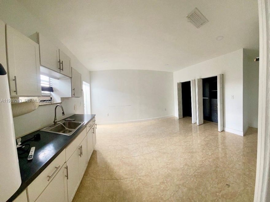 PRIME LOCATION! Don’t miss this opportunity to rent a well-maintained studio. Move-in ready with immediate occupancy, 1 assigned parking space, and fast approval—no association required. Perfectly located near shopping, dining, and major highways. Ready for you!