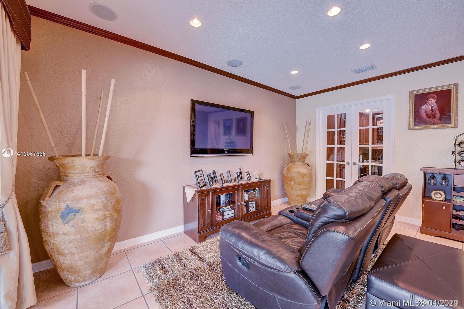 PELICANS POINT A T MILLER - Residential