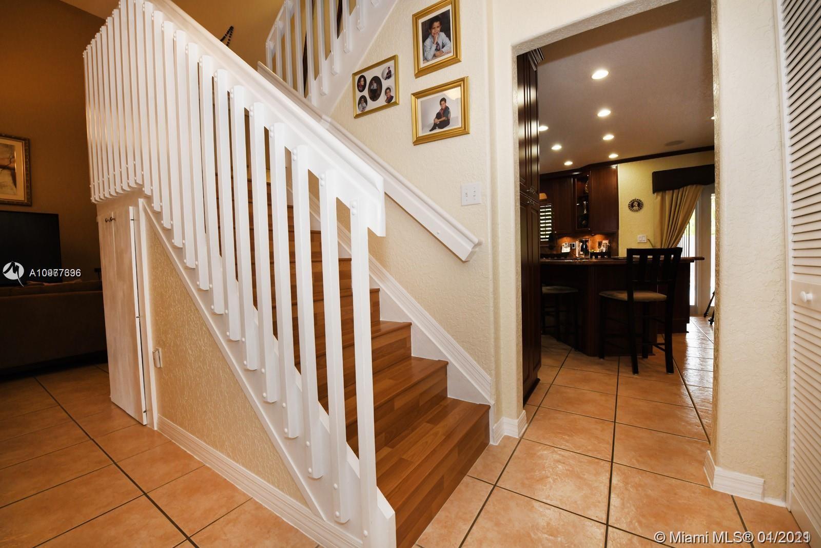 PELICANS POINT A T MILLER - Residential