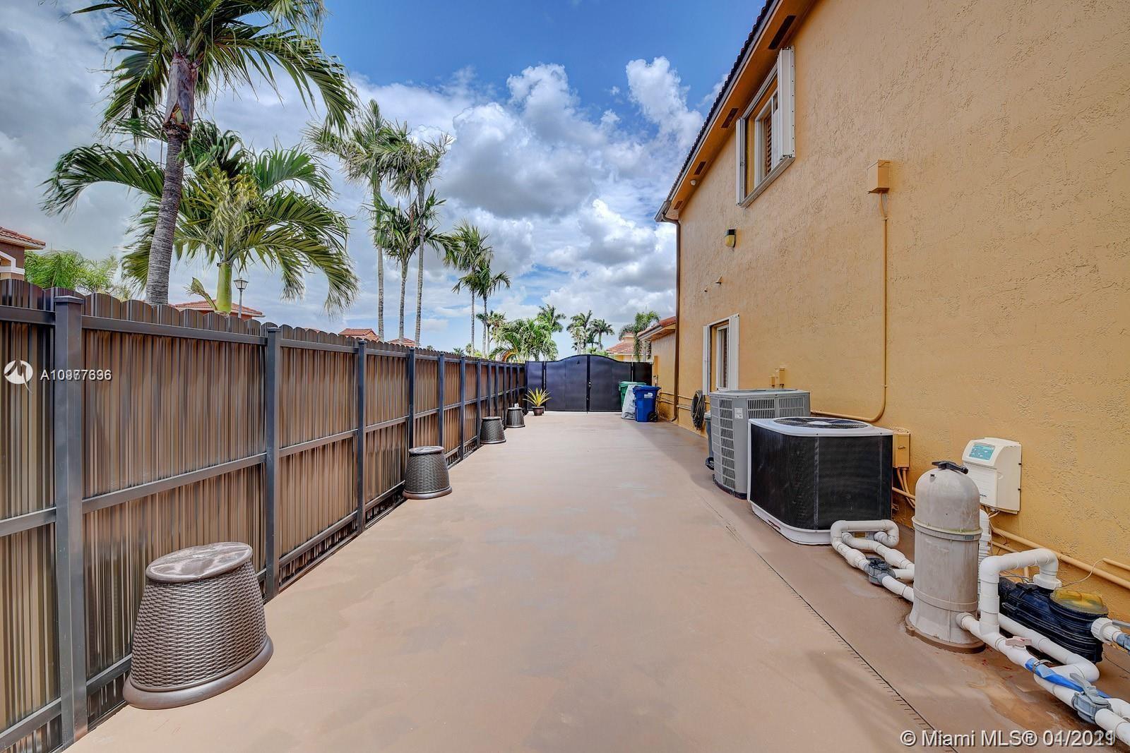 PELICANS POINT A T MILLER - Residential