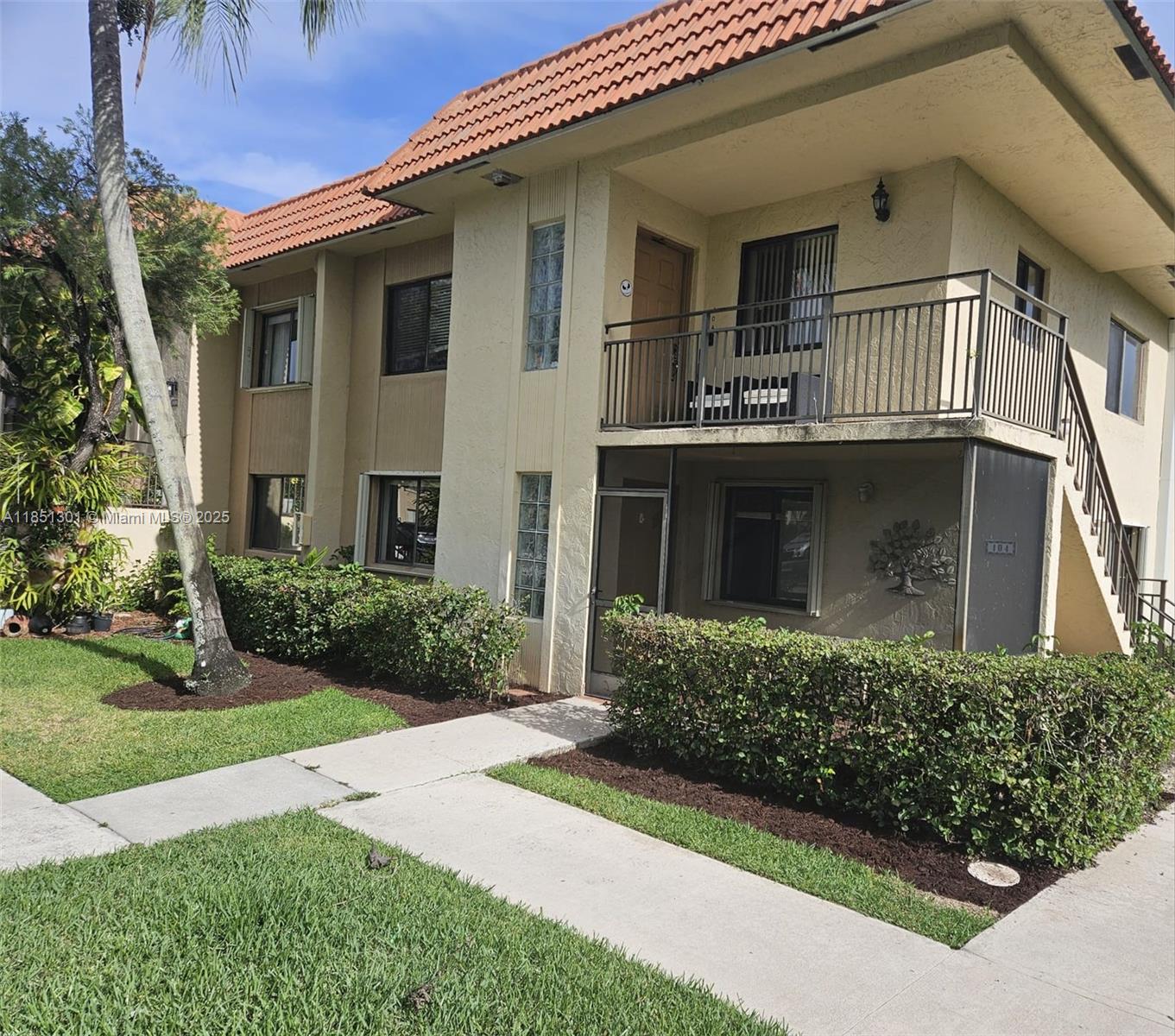 Welcome to this lovely 2-bedroom, 2-bathroom corner unit condo, located on the ground floor and in excellent condition. Fully furnished and move-in ready—just bring your suitcase! This bright and spacious home is tucked away in a peaceful and well-maintained Weston community, offering comfort and convenience in every detail.
Enjoy the privacy and ease of a ground-floor corner location, along with a true sense of community. Residents have exclusive access to the Bonaventure Country Club, featuring resort-style amenities such as a sparkling pool, tennis and pickleball courts, a business center, and more.
Ideally located near some of the best schools in the area, this is the perfect opportunity to enjoy a turnkey lifestyle in one of Weston’s most desirable neighborhoods.