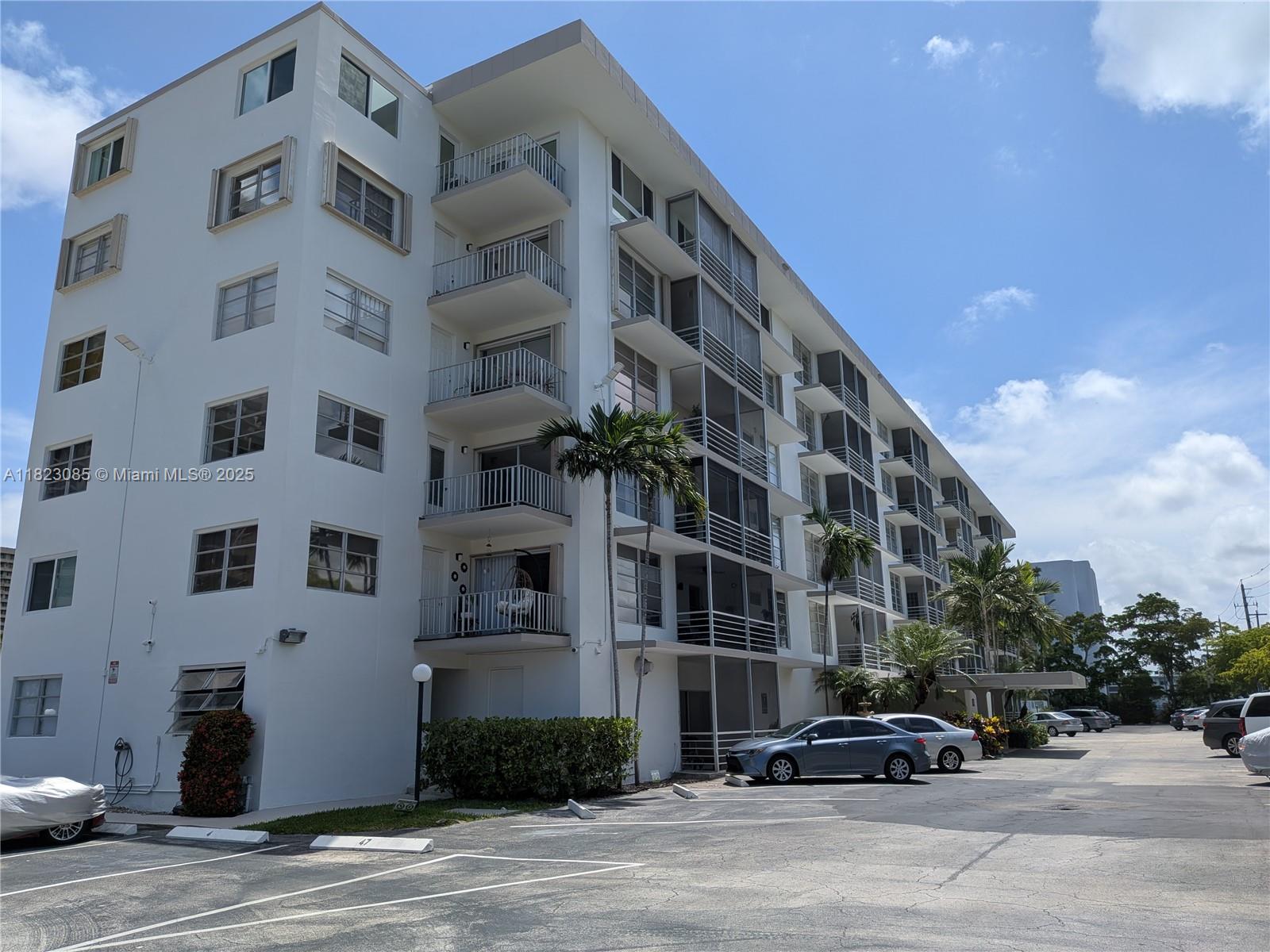 ENORMOUS 834 SQ FT FLOORPLAN ON TOP OF THE WORLD WITH SPECTACULAR WATER VIEWS AS FAR AS THE EYE CAN SEE! THIS UNIT IS HIGHLIGHTED BY A WONDERFUL PRIVATE BALCONY, SPECIAL LIGHT AND BRIGHT AMBIANCE, SPARKLING TILE FLOORS THROUGHOUT, HUGE WALK-IN CLOSETS, A GLEAMING MODERN KITCHEN, AND MORE. ASSIGNED PARKING SPACE INCLUDED! EASY BICYCLE STORAGE, TONS OF VISITOR PARKING, AND EASY ACCESS TO ALL OF MIAMI'S DINING, SHOPPING, AND NIGHTLIFE. CALL TODAY, WILL NOT LAST.