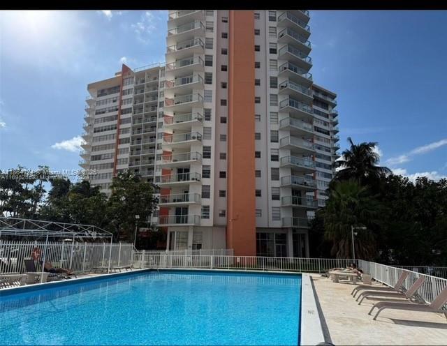 Great 1/2 unit with beautiful view of the lake. Walking distance to Publix, Walgreens, and LA Fitness. Just 15 minutes to the beach.